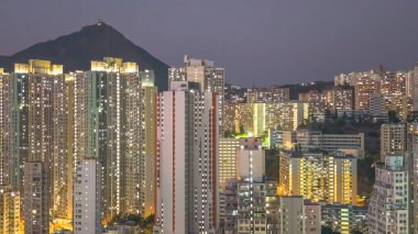 Dağ siluetinin altında yoğun yüksek kuleler parıldıyor. 8 Şubat 2026