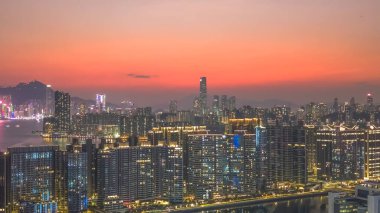 Ilık akşam ışığı, 8 Şubat 2026 'da sakin suyun yanındaki kuleleri vurguluyor.