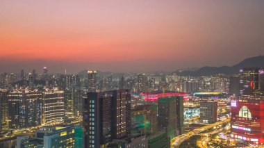 Şehir ışıkları 8 Şubat 2026 'da yoğun kuleleri ve ticari bölge siluetini vurguluyor