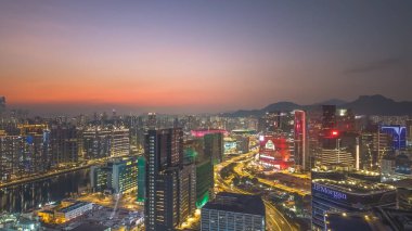 Şehir ışıkları 8 Şubat 2026 'da yoğun kuleleri ve ticari bölge siluetini vurguluyor