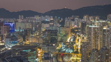 Şehir ışıkları 8 Şubat 2026 'da yoğun kuleleri ve ticari bölge siluetini vurguluyor