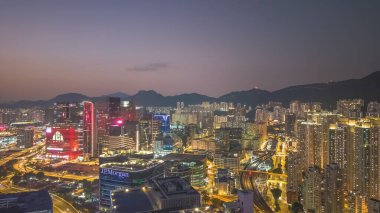 Şehir ışıkları 8 Şubat 2026 'da yoğun kuleleri ve ticari bölge siluetini vurguluyor