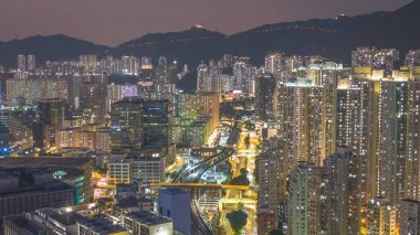 Şehir ışıkları 8 Şubat 2026 'da yoğun kuleleri ve ticari bölge siluetini vurguluyor