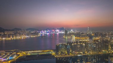 Akşam erken saatlerde parlayan Kowloon Körfezi silueti. 8 Şubat 2026