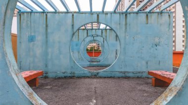 Yıpranmış beton halkalar, 8 Şubat 2026 'da çatı yapısında çarpıcı bir simetri yaratıyor.