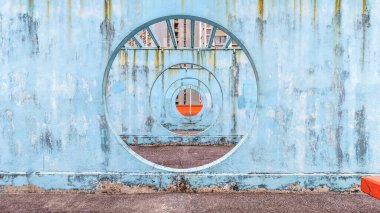 Yıpranmış beton halkalar, 8 Şubat 2026 'da çatı yapısında çarpıcı bir simetri yaratıyor.