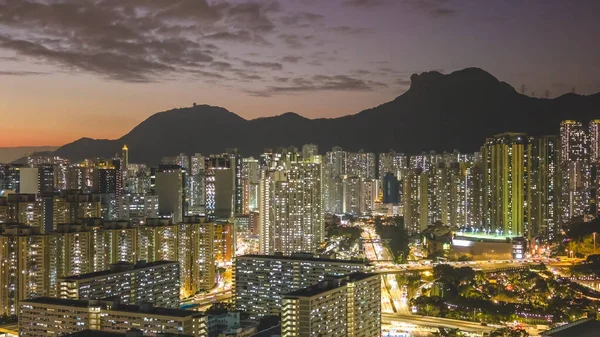 Akşam parlaması siluetli dağların altındaki yoğun kuleleri vurguluyor. 5 Şubat 2026