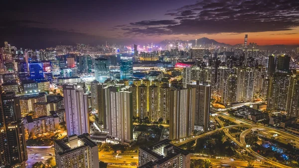 Dramatik akşam renkleri yoğun şehir kulelerini aydınlatıyor 5 Şubat 2026