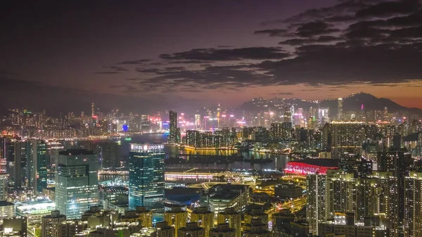 Kowloon 5 Şubat 2026 boyunca yükselen şehir binaları akşam parlaklığında parlıyor