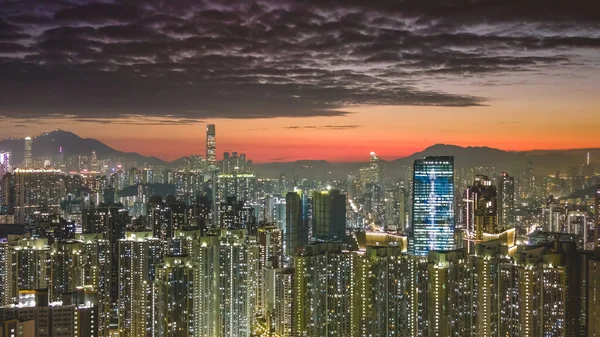 Kowloon 5 Şubat 2026 boyunca yükselen şehir binaları akşam parlaklığında parlıyor