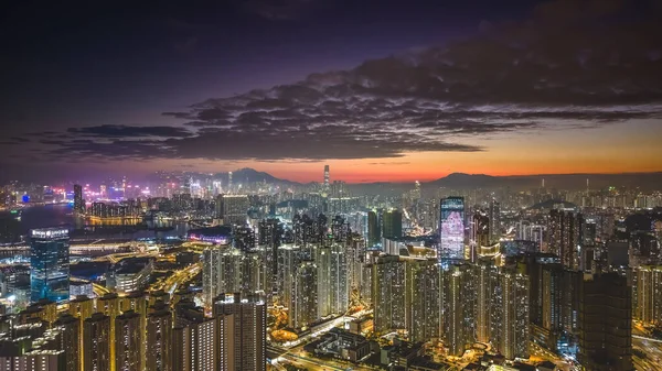 Dramatik akşam renkleri yoğun şehir kulelerini aydınlatıyor 5 Şubat 2026