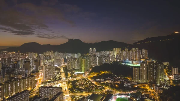 Akşam parlaması siluetli dağların altındaki yoğun kuleleri vurguluyor. 5 Şubat 2026