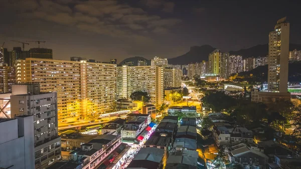 Akşam ışıkları 5 Şubat 2026 'da şehir arkaplanına karşı köy pazarını aydınlatacak