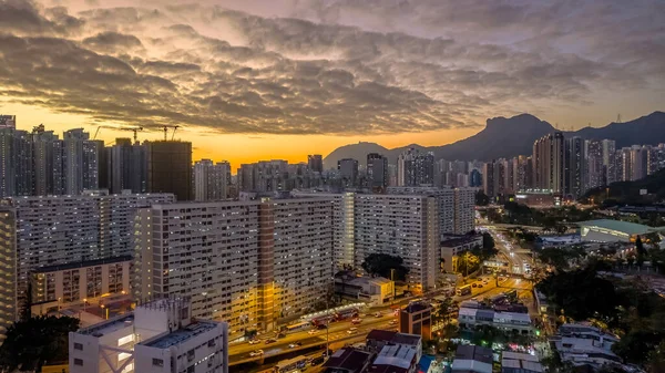 Tarihsel köy çatıları, 5 Şubat 2026 'da günbatımında modern kulelere tezat oluşturuyor.