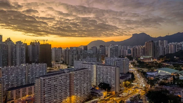 Dramatik akşam ışığı, yoğun kentsel konut manzarasını vurguluyor 5 Şubat 2026