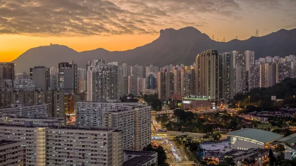 Dramatik akşam ışığı, yoğun kentsel konut manzarasını vurguluyor 5 Şubat 2026