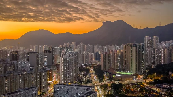 Akşam parlaması siluetli dağların altındaki yoğun kuleleri vurguluyor. 5 Şubat 2026