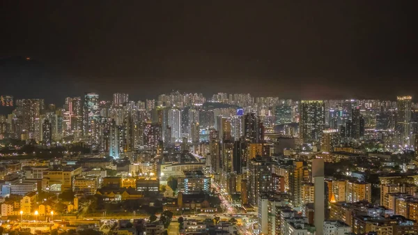 6 Şubat 2026 'da Kowloon caddelerinin üzerinde aydınlık kuleler yükseliyor.