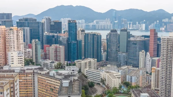 Şık ticari kulelerin yanında yoğun konut blokları duruyor. 8 Şubat 2026