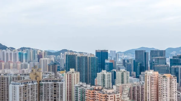 Şık ticari kulelerin yanında yoğun konut blokları duruyor. 8 Şubat 2026