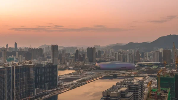 Akşam ufuk çizgisi 8 Şubat 2026 'da liman ve dağların yanındaki stadyuma vurgu yapıyor.