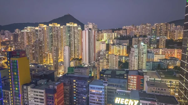 Dağ siluetinin altında yoğun yüksek kuleler parıldıyor. 8 Şubat 2026