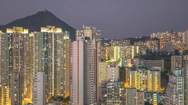 Dağ siluetinin altında yoğun yüksek kuleler parıldıyor. 8 Şubat 2026