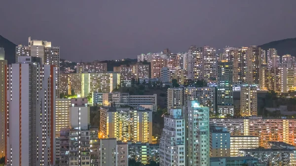 Dağ siluetinin altında yoğun yüksek kuleler parıldıyor. 8 Şubat 2026