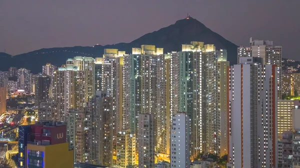 Dağ siluetinin altında yoğun yüksek kuleler parıldıyor. 8 Şubat 2026