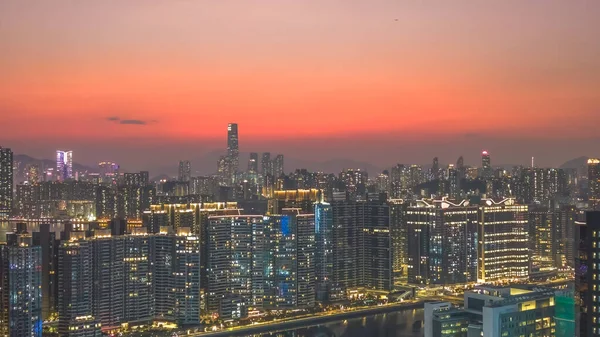 Ilık akşam ışığı, 8 Şubat 2026 'da sakin suyun yanındaki kuleleri vurguluyor.