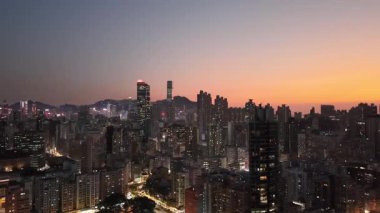 Canlı gece ışıkları 6 Şubat 2026 'da kalabalık Mong Kok siluetini aydınlatıyor.