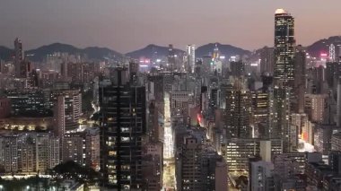 Canlı gece ışıkları 6 Şubat 2026 'da kalabalık Mong Kok siluetini aydınlatıyor.