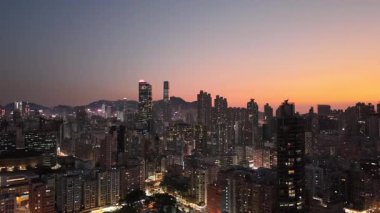 Canlı gece ışıkları 6 Şubat 2026 'da kalabalık Mong Kok siluetini aydınlatıyor.