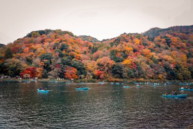 Arashiyama 24 Kasım 2025 'te Sonbahar Renkleri Ortasında Manzaralı Nehir Yolculuğu
