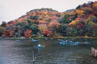 Arashiyama 24 Kasım 2025 'te Sonbahar Renkleri Ortasında Manzaralı Nehir Yolculuğu