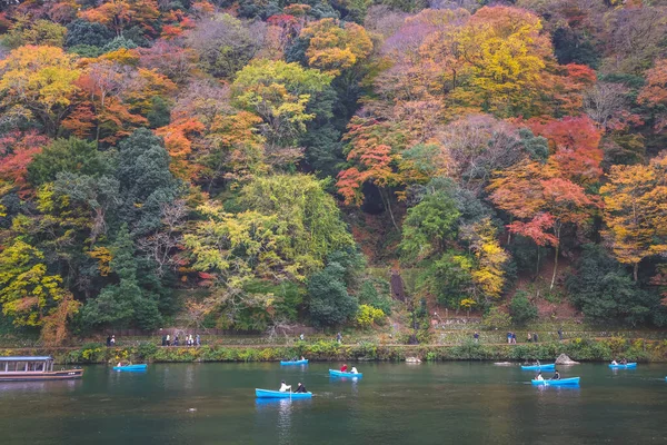 Arashiyama 24 Kasım 2025 'te Sonbahar Renkleri Ortasında Manzaralı Nehir Yolculuğu