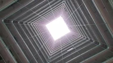 İç avlu, İkiz Kule, Kwun Tong 'da yüksek bir apartmanın alçak açılı görüntüsü.