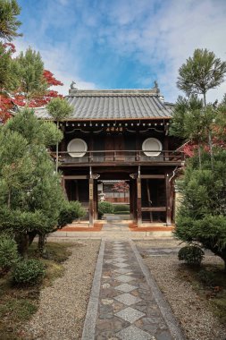 Geleneksel Japon Tapınağı Girişi 24 Kasım 2025