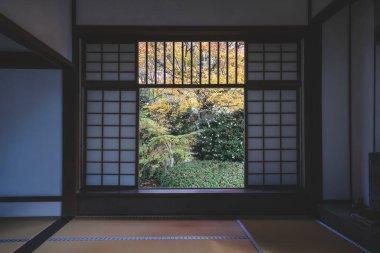 Tapınak penceresi, yaşam belirsizliğini ve tercihleri simgeliyor 24 Kasım 2025