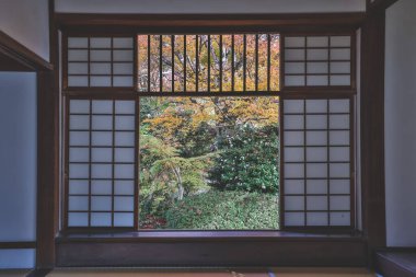 Tapınak penceresi, yaşam belirsizliğini ve tercihleri simgeliyor 24 Kasım 2025