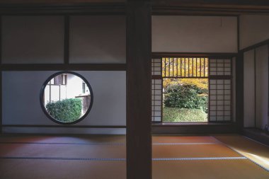 Tapınak penceresi, yaşam belirsizliğini ve tercihleri simgeliyor 24 Kasım 2025