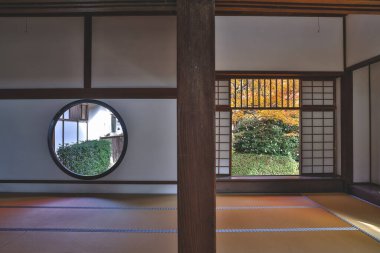 Tapınak penceresi, yaşam belirsizliğini ve tercihleri simgeliyor 24 Kasım 2025