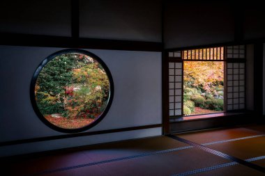 Tapınak penceresi, yaşam belirsizliğini ve tercihleri simgeliyor 24 Kasım 2025