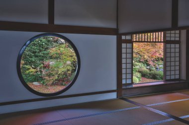 Tapınak penceresi, yaşam belirsizliğini ve tercihleri simgeliyor 24 Kasım 2025