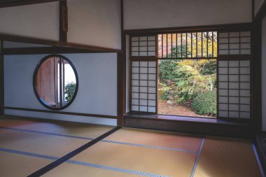 Tapınak penceresi, yaşam belirsizliğini ve tercihleri simgeliyor 24 Kasım 2025