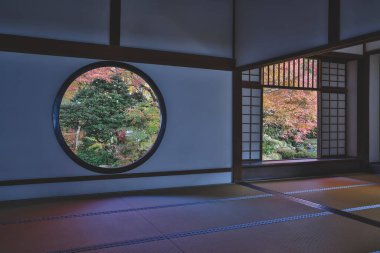 Tapınak penceresi, yaşam belirsizliğini ve tercihleri simgeliyor 24 Kasım 2025