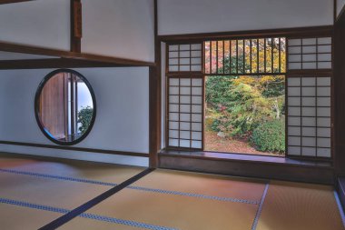 Tapınak penceresi, yaşam belirsizliğini ve tercihleri simgeliyor 24 Kasım 2025