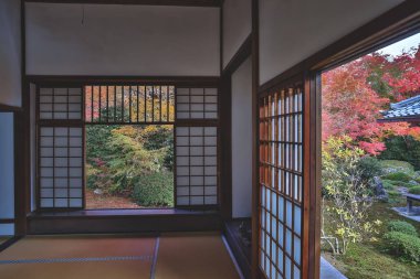 Tapınak penceresi, yaşam belirsizliğini ve tercihleri simgeliyor 24 Kasım 2025