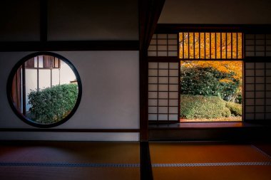 Tapınak penceresi, yaşam belirsizliğini ve tercihleri simgeliyor 24 Kasım 2025