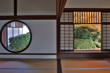 Tapınak penceresi, yaşam belirsizliğini ve tercihleri simgeliyor 24 Kasım 2025